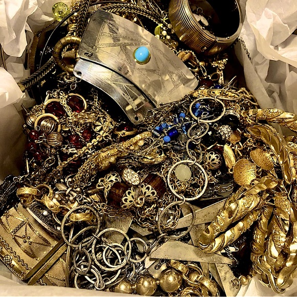 ⚜️ 3 LB Estate Sale Jewelry Lot | Wearable | Gold Silver Pearls Rhinestones ⚜️ - Picture 3 of 8